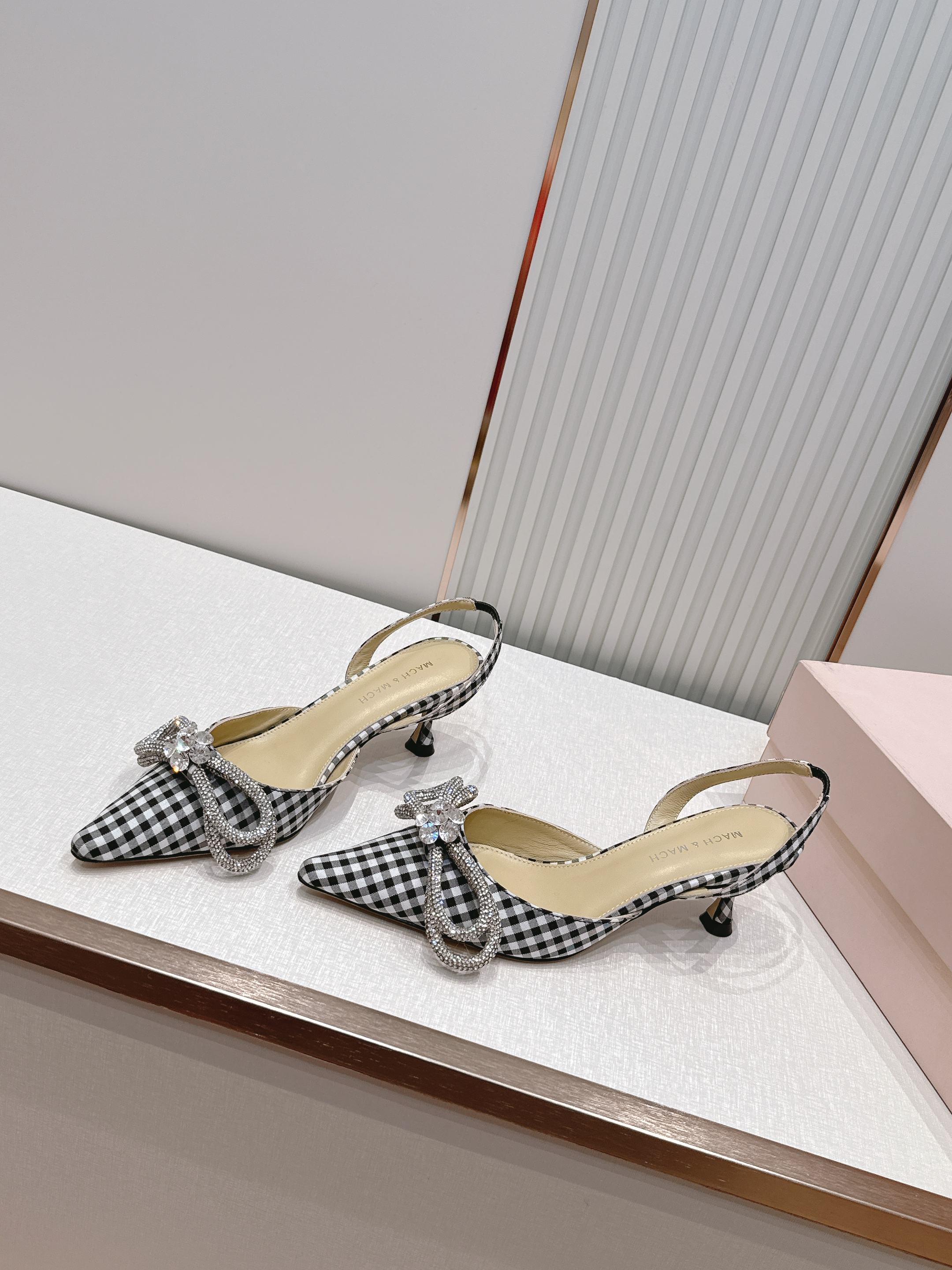 NO:814653,Sandals are out. Mach&Mach 26s new pointed-toe rhinestone back hollow sandals and slippers. They are beautiful and cute. The pearl bow and winding design make you stand out in the crowd. Paired with any blingbling fairy skirt, it will be the focus. Wearing it will be a Disney princess on the run ~ Original custom-made plaid fabric with bow hot-drilling process. Original custom-made sheepskin lining. Original custom-made sheepskin sole. Original custom-made leather sole. Heel height 6.5cm.  Size 35-39 (40.41. Customization is non-returnable) Original full packaging, high heels and slippers, sandals, high heels, slippers, skirts, sheepskin19860909凉鞋出 Mach&Mach 26s新款尖头水钻后空凉鞋 拖鞋 又美又嗲、珍珠蝴蝶结加缠绕式设计让你在人群中一眼出挑 搭配任何一件blingbling的仙女裙都是焦点,穿上它就是迪士尼在逃公主～ 面料原版定制格子布蝴蝶结烫钻工艺 内里原版定制羊皮 垫脚原版定制羊皮 大底: 原版定制真皮底 跟高6.5cm 码数35-39（40.41.定制不退换） 包装原版全套包装,高跟鞋拖鞋,sandals,high heels,slippers,skirts,sheepskin,Women's Shoes