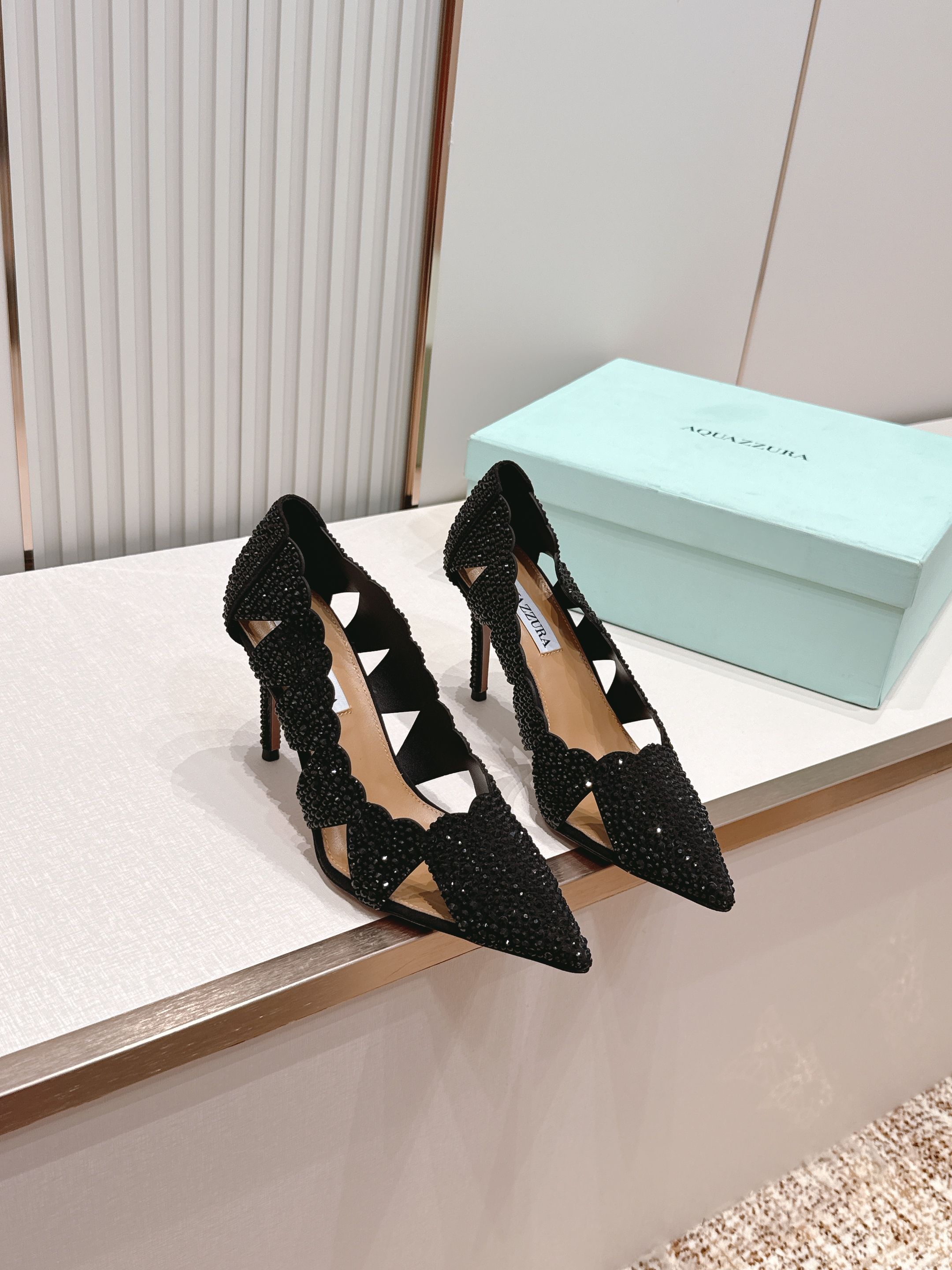 NO:819398,, the top version of AQUAZZURA Pineapple 2026 sandals series, Pineapple women's diamond-encrusted high-heeled sandals, all hand-glued diamonds, blingbling high-end and generous. The hollow matching design makes the shoes more feminine. The design suitable for parties is suitable for various skirts, dresses, evening gowns, and various nightclub styles. It is both simple and fashionable, too flashy and beautiful, and the beauty reaches a new height!  Cross design, full of fashion sense. Big bloggers from all walks of life are using it. ZP develops and customizes the correct fabrics. It is paired with super flashy new upgrades. The design is suitable for parties, suitable for all kinds of skirts, dresses, evening dresses, and nightclubs. Genuine leather outsole from the same channel at the counter. Order early and sell early. Developed by the original factory, no goods will be made without the original version. Leather upper sole Italian genuine leather outsole Size 36-43 (35, 40, 41, 42, 43 customized)  Heel height 10.5 stilettos, high heels shoes, sandals, high heels, skirts, Leather soles19860909,顶级版本 AQUAZZURA 菠萝2026凉鞋系列  菠萝女士镶钻高跟凉单鞋 全手工粘钻,blingbling高级大方 缕空搭配设计使鞋子更有女人味,适合派对的设计适用各种套裙,于连衣裙晚礼服,夜场各种款式. 既简洁又时髦 太闪太美啦 美出出新高度！ 交叉设计,时尚感满满 各路大博主都纷纷上脚 ZP开发、订制正确面料 搭配超闪全新升级,适合派对的设计适用各种套裙,连衣裙晚礼服,夜场各种款式. 专柜同渠道真皮大底 早订早卖 原厂开发,无原版不做货 鞋面皮面 鞋底意大利真皮大底 码数36–43（35、40、41、42、43定做） 跟高10.5细跟,高跟鞋单鞋,sandals,high heels,skirts,Leather soles,Women's Shoes