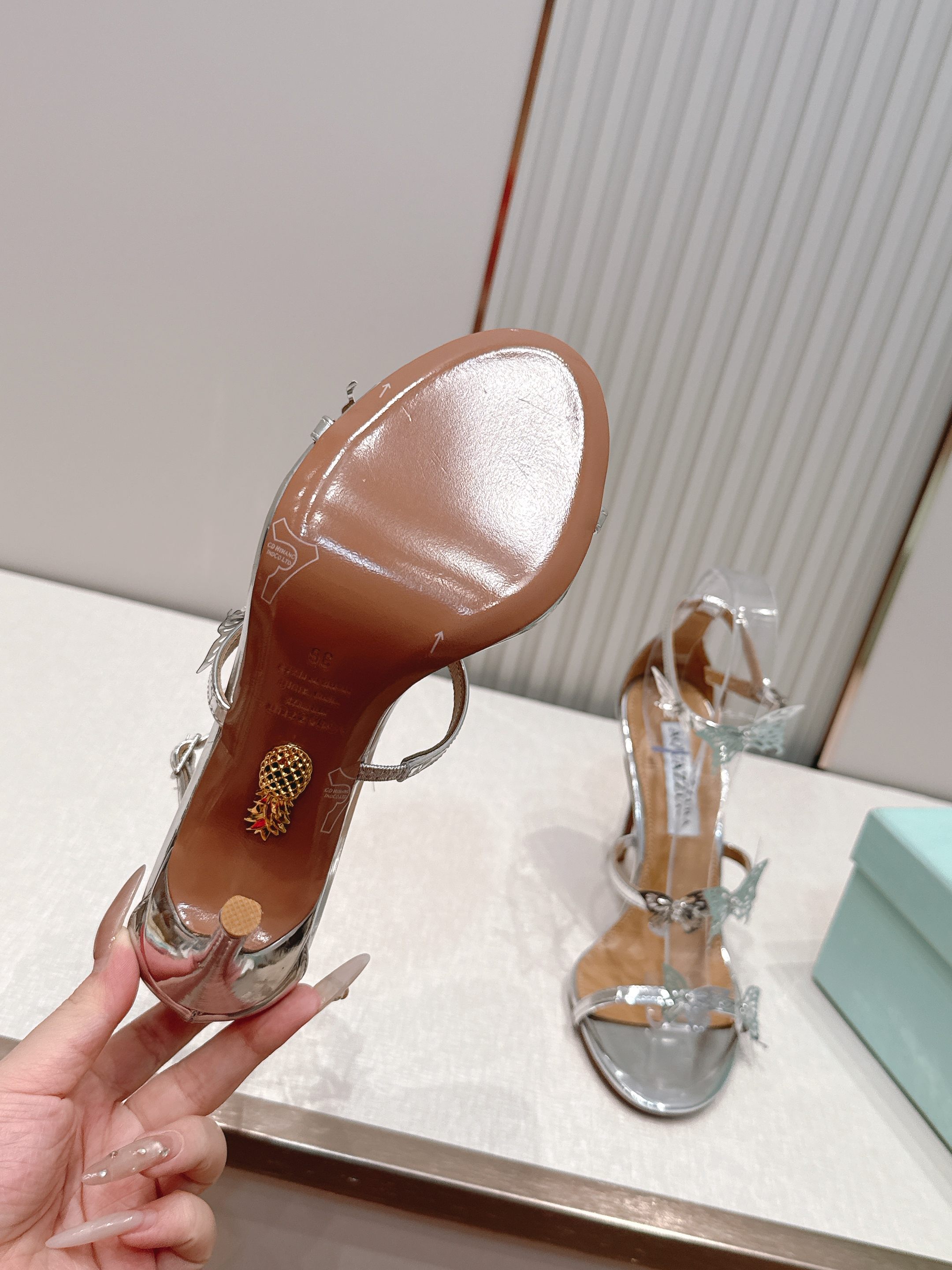 顶级版本 AQUAZZURA 菠萝2026凉鞋系列 👠     菠萝女蝴蝶高跟凉鞋满满的蝴蝶，大有爱了 