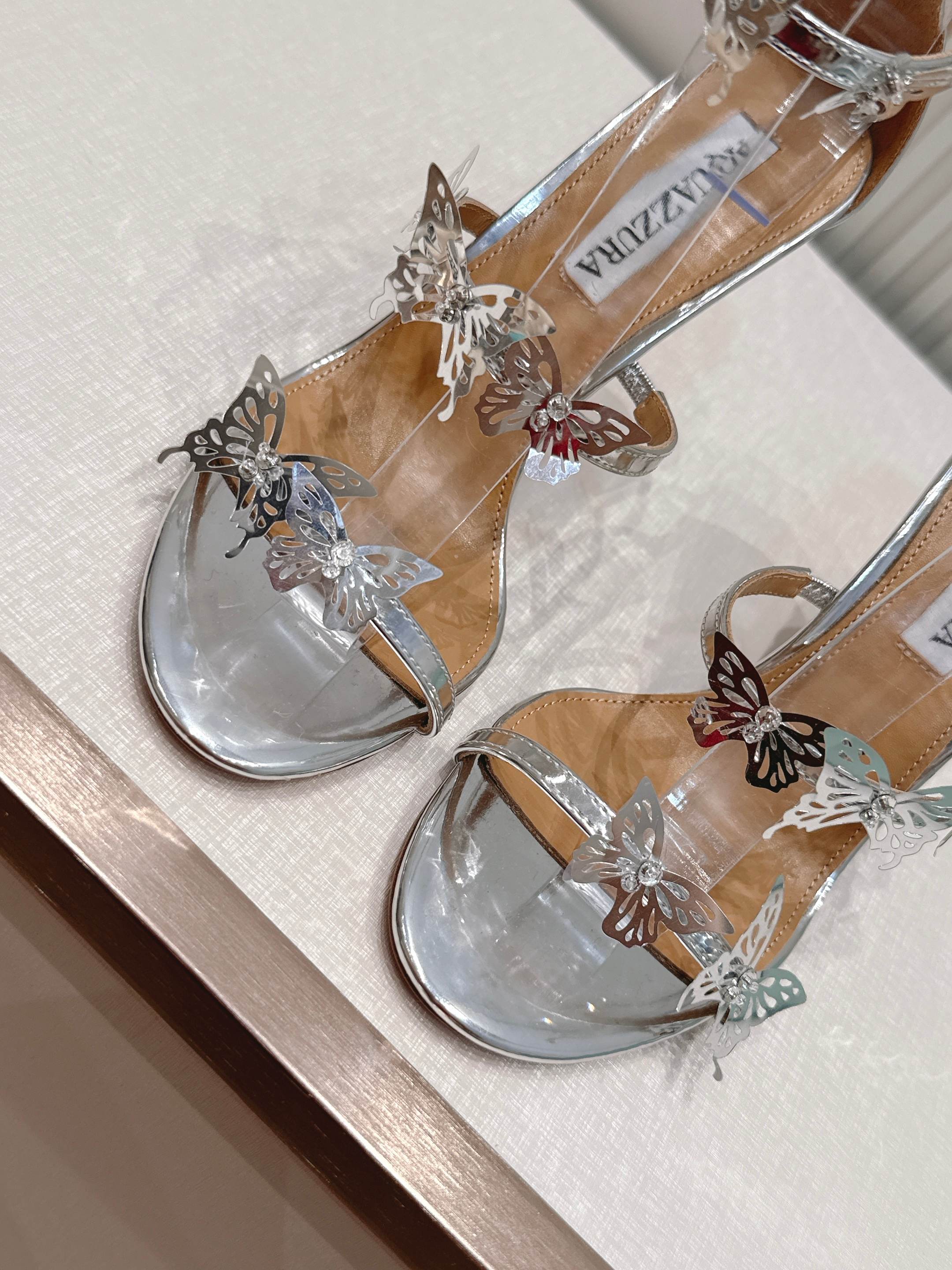 顶级版本 AQUAZZURA 菠萝2026凉鞋系列 👠     菠萝女蝴蝶高跟凉鞋满满的蝴蝶，大有爱了 