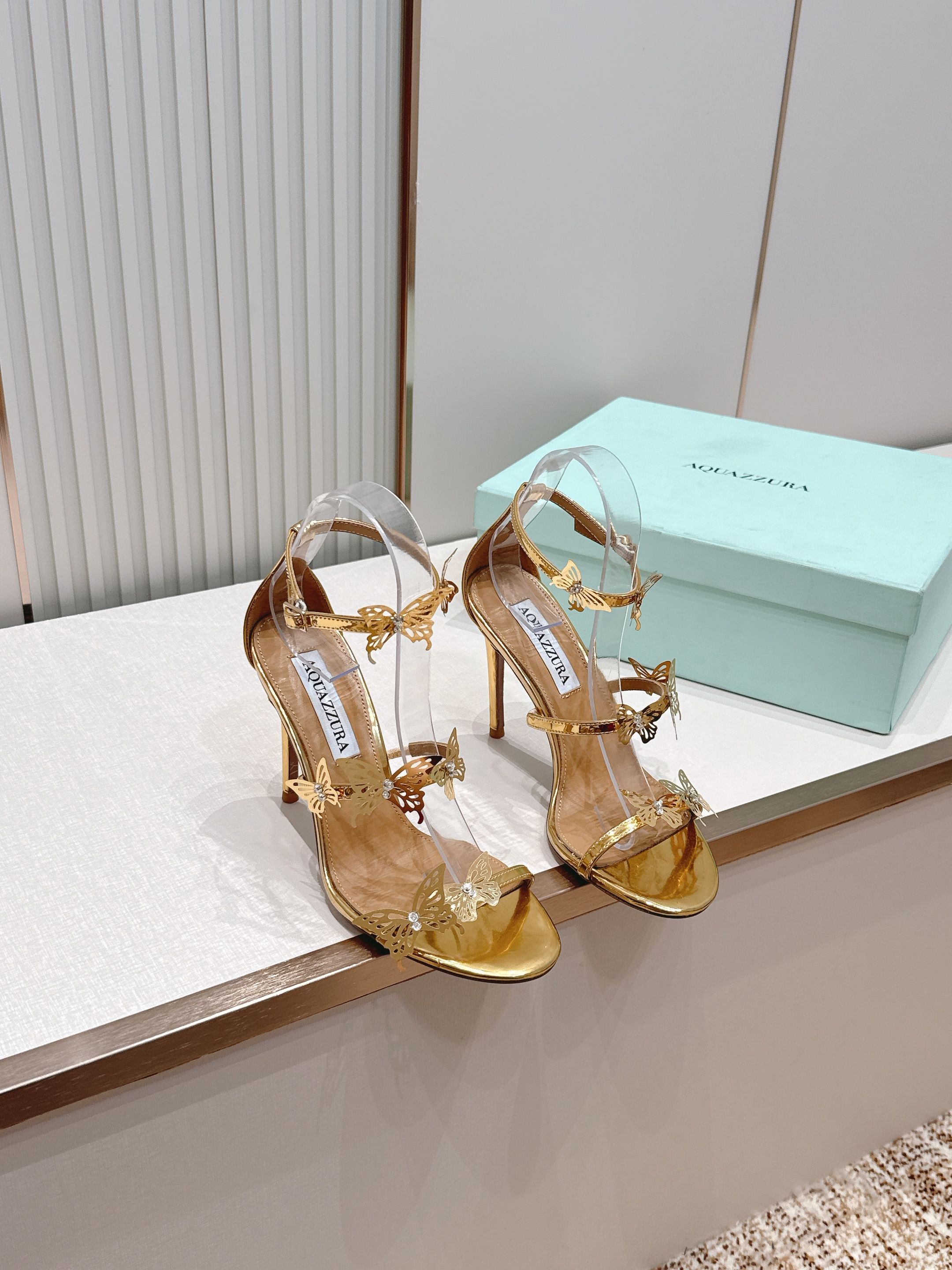 NO:819394,, the top version of AQUAZZURA Pineapple 2026 sandals series Pineapple female butterfly high-heeled sandals. Full of butterflies, a lot of love. Original molded buckles, simple and elegant. The matching design makes the shoes more feminine. The design suitable for parties is suitable for various skirts, dresses, evening dresses, and various nightclub styles. It is both simple and fashionable, too flashy and beautiful, and the beauty reaches a new height!  Cross design, full of fashion sense. Big bloggers from all walks of life have stepped into it. ZP develops and customizes the correct fabrics. It is paired with ultra-shimmer new upgrades. The design is suitable for parties. It is suitable for all kinds of skirts, dresses, evening dresses, and nightclub styles. Genuine leather outsole from the same channel at the counter. Order early and sell early. Developed by the original factory, no goods will be made without the original. Upper cowhide leather sole sole Italian leather outsole  Size 36–43 (35, 40, 41, 42, 43 customized), high heels, sandals, high heels, skirts, cowhide, Leather soles19860909,顶级版本 AQUAZZURA 菠萝2026凉鞋系列  菠萝女蝴蝶高跟凉鞋 满满的蝴蝶,大有爱了 原版开模饰扣,简单高级大方 搭配设计使鞋子更有女人味,适合派对的设计适用各种套裙,于连衣裙晚礼服,夜场各种款式. 既简洁又时髦 太闪太美啦 美出出新高度！ 交叉设计,时尚感满满 各路大博主都纷纷上脚 ZP开发、订制正确面料 搭配超闪全新升级,适合派对的设计适用各种套裙,连衣裙晚礼服,夜场各种款式. 专柜同渠道真皮大底 早订早卖 原厂开发,无原版不做货 鞋面牛皮 鞋底意大利真皮大底 码数36–43（35、40、41、42、43定做）,高跟鞋凉鞋,sandals,high heels,skirts,cowhide,Leather soles,Women's Shoes