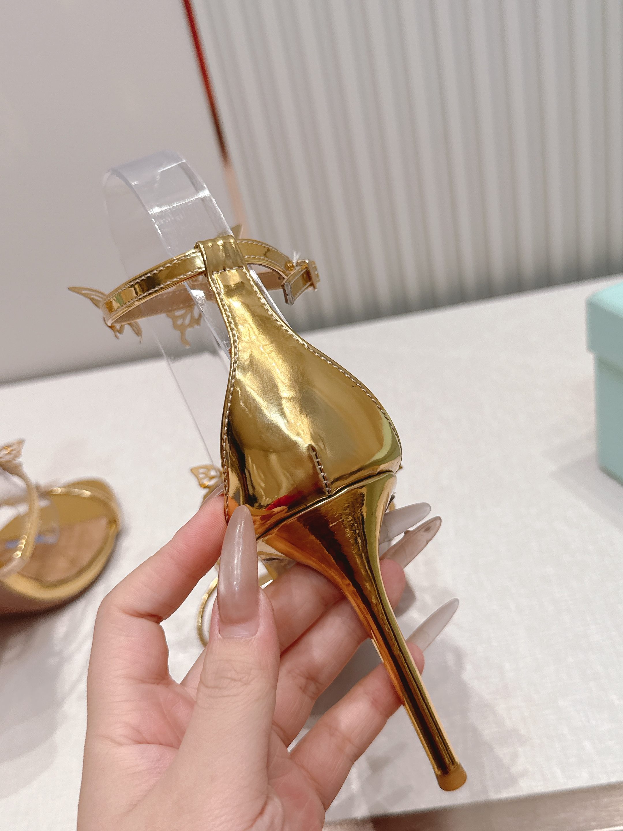 顶级版本 AQUAZZURA 菠萝2026凉鞋系列 👠     菠萝女蝴蝶高跟凉鞋满满的蝴蝶，大有爱了 