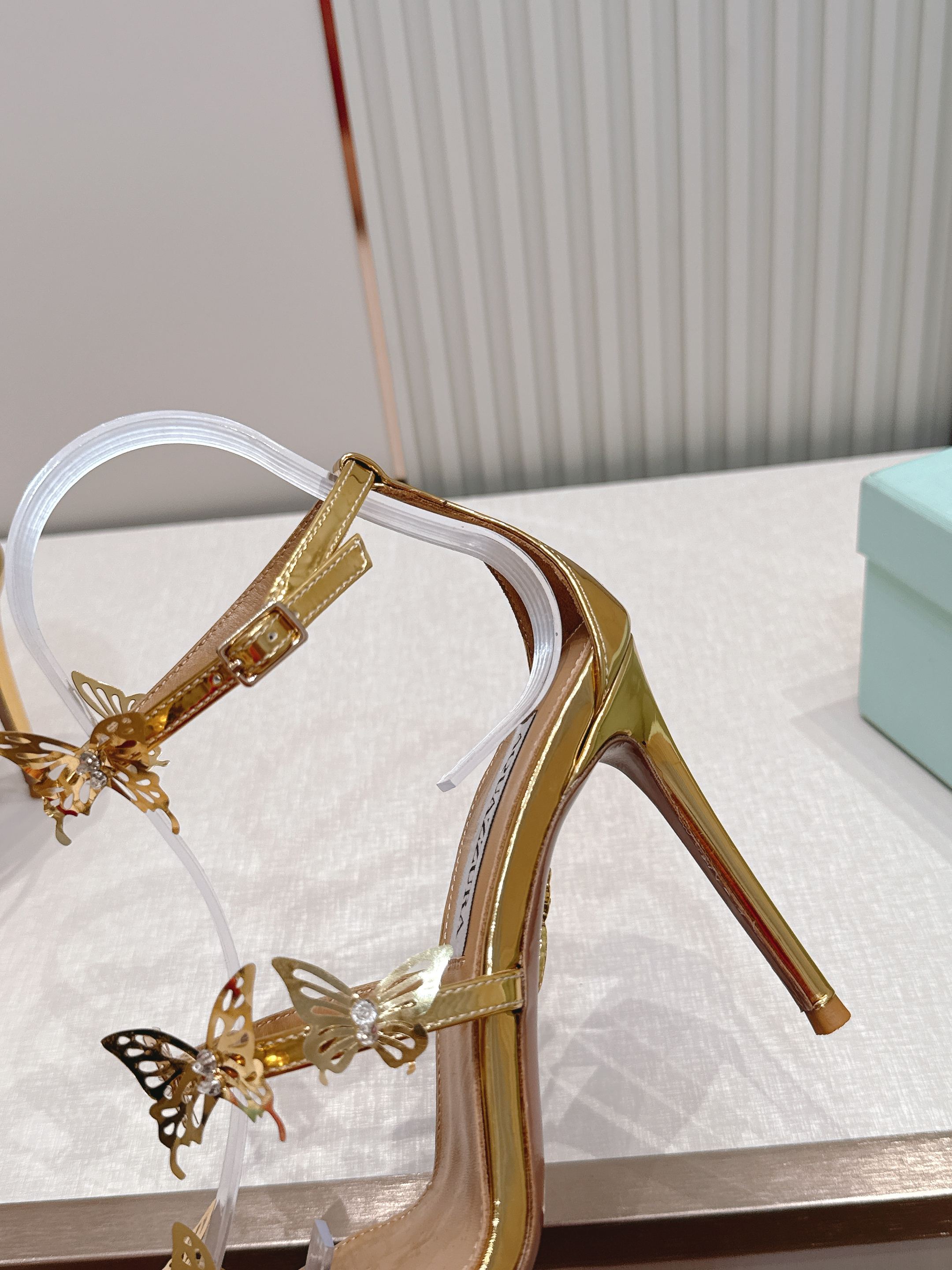 顶级版本 AQUAZZURA 菠萝2026凉鞋系列 👠     菠萝女蝴蝶高跟凉鞋满满的蝴蝶，大有爱了 