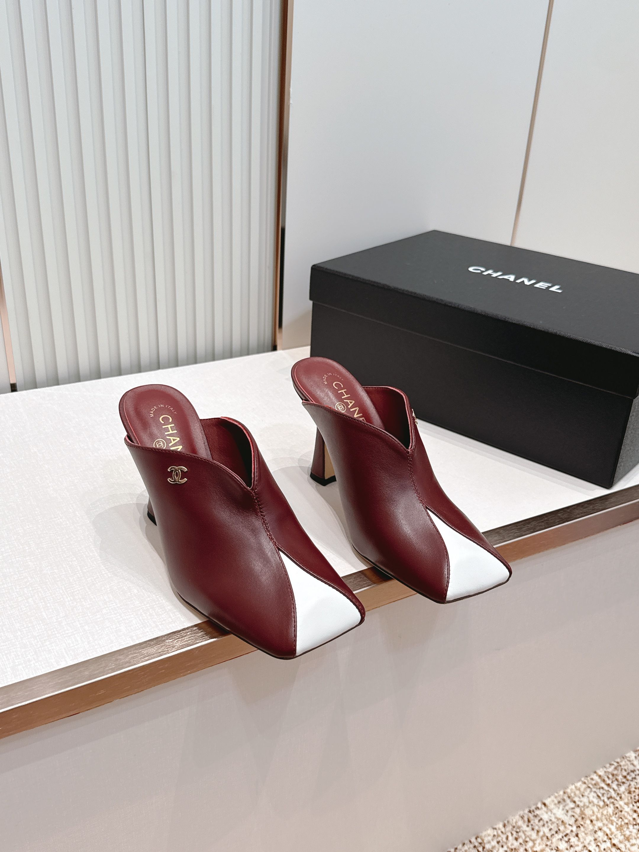 NO:816345,P Chanel French retro glossy patent leather color-blocked high-heeled mules for outer wear, lazy half-mules. This pair of color-blocked mules is so good!  !  , the glossy patent leather texture is directly full, blingbling in the sun, like wearing the passion and tenderness of the spring cow on the feet~ The square toe design has a retro atmosphere, and the splicing of the toe neutralizes the boldness of the bright red. It has just the right balance of sweetness and coolness, and will not look earthy at all!  Moreover, it is a Muller semi-drag style, so lazy people can just put it on and go out. It is matched with a mid-heeled heel, which brings a sense of aura when walking, and is stable and not tiring on the feet. It is very suitable for commuting and dating. ■Patent leather upper ■Sheepskin lining ■Genuine leather outsole ■size 35-39 (40-41-42 is custom-made and non-returnable), semi-drag high heels, chanel, chanel, high heels, sheepskin, Leather soles19860909P Chanel 香奈儿 法式复古 亮面漆皮拼色 高跟穆勒鞋 外穿懒人半拖 这双拼色穆勒鞋也太会了吧！！,亮面漆皮质感直接拉满,阳光下blingbling的,像把春牛天的热情和温柔都穿在了脚上~ 方头设计自带复古氛围感,鞋头拼接中和了大红色的张扬,甜酷平衡得刚刚好,完全不会显土！而且它是穆勒半拖款式,懒人直接套上就能出门,搭配中跟鞋跟,走路自带气场,又稳又不累脚. 常通勤、约会穿都超合适. ■鞋面漆皮 ■内里羊皮 ■大底真皮大底 ■size35-39（40-41-42定做不退换）,半拖高跟鞋,chanel,chanel,high heels,sheepskin,Leather soles,Women's Shoes
