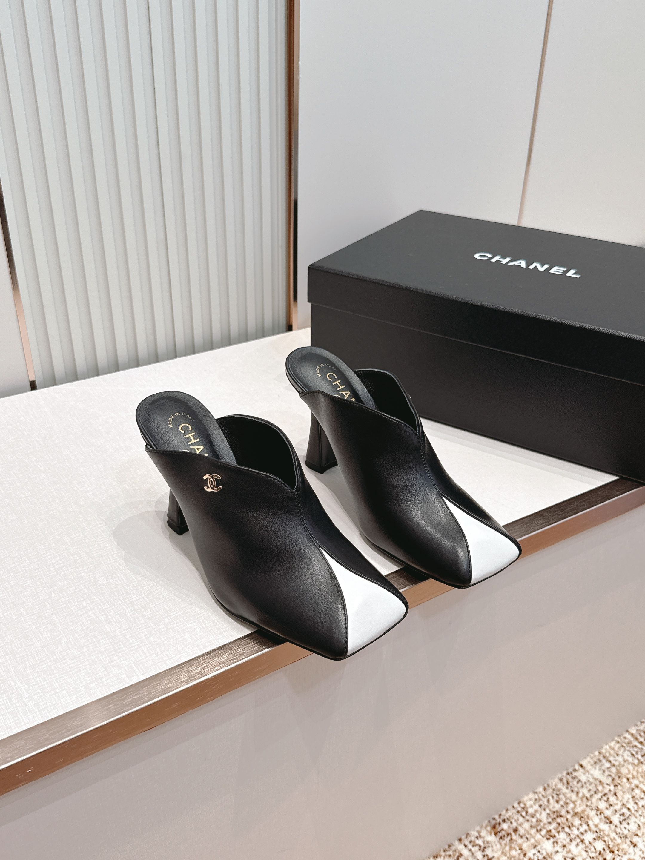 NO:816348,P Chanel French retro leather color-blocking high-heeled mules for outer wear, lazy half-mules. This pair of color-blocked mules is so good!  !  , the glossy patent leather texture is directly full, blingbling in the sun, like wearing the passion and tenderness of spring on your feet ~ The square toe design has a retro atmosphere, and the splicing of the toe neutralizes the boldness of the bright red, with just the right balance of sweetness and coolness, without showing off at all!  Moreover, it is a Muller half-drag style, so lazy people can just put it on and go out. It is matched with a mid-heeled heel, which brings a sense of aura when walking, and is stable and not tiring on the feet. It is very suitable for commuting and dating. ■Patent leather upper ■Sheepskin lining ■Genuine leather outsole ■size35-39 (40-41-42 is custom-made and non-returnable), half-drag high heels, chanel, chanel, high heels, cowhide, sheepskin, Leather soles19860909P Chanel 香奈儿 法式复古 牛皮拼色 高跟穆勒鞋 外穿懒人半拖 这双拼色穆勒鞋也太会了吧！！,亮面漆皮质感直接拉满,阳光下blingbling的,像把春天的热情和温柔都穿在了脚上~ 方头设计自带复古氛围感,鞋头拼接中和了大红色的张扬,甜酷平衡得刚刚好,完全不会显土！而且它是穆勒半拖款式,懒人直接套上就能出门,搭配中跟鞋跟,走路自带气场,又稳又不累脚. 常通勤、约会穿都超合适. ■鞋面漆皮 ■内里羊皮 ■大底真皮大底 ■size35-39（40-41-42定做不退换）,半拖高跟鞋,chanel,chanel,high heels,cowhide,sheepskin,Leather soles,Women's Shoes