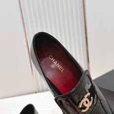 CHANEL香奈儿26春夏新款复古双c logo五金扣饰小方头粗跟单鞋小皮鞋这组鞋款,把小香的优雅与摩登 CHANEL香奈儿26春夏新款复古双c logo五金扣饰小方头粗跟单鞋小皮鞋这组鞋款,把小香的优雅与摩登