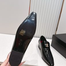 CHANEL香奈儿26春夏新款复古双c logo五金扣饰小方头粗跟单鞋小皮鞋这组鞋款,把小香的优雅与摩登 CHANEL香奈儿26春夏新款复古双c logo五金扣饰小方头粗跟单鞋小皮鞋这组鞋款,把小香的优雅与摩登