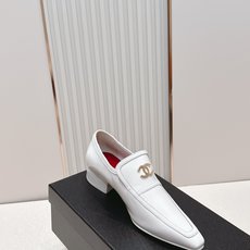 CHANEL香奈儿26春夏新款复古双c logo五金扣饰小方头粗跟单鞋小皮鞋这组鞋款,把小香的优雅与摩登 CHANEL香奈儿26春夏新款复古双c logo五金扣饰小方头粗跟单鞋小皮鞋这组鞋款,把小香的优雅与摩登