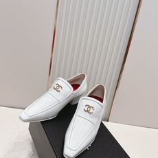 CHANEL香奈儿26春夏新款复古双c logo五金扣饰小方头粗跟单鞋小皮鞋这组鞋款,把小香的优雅与摩登 CHANEL香奈儿26春夏新款复古双c logo五金扣饰小方头粗跟单鞋小皮鞋这组鞋款,把小香的优雅与摩登