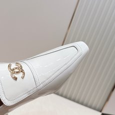 CHANEL香奈儿26春夏新款复古双c logo五金扣饰小方头粗跟单鞋小皮鞋这组鞋款,把小香的优雅与摩登 CHANEL香奈儿26春夏新款复古双c logo五金扣饰小方头粗跟单鞋小皮鞋这组鞋款,把小香的优雅与摩登