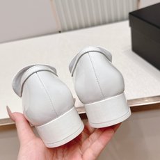 CHANEL香奈儿26春夏新款复古双c logo五金扣饰小方头粗跟单鞋小皮鞋这组鞋款,把小香的优雅与摩登 CHANEL香奈儿26春夏新款复古双c logo五金扣饰小方头粗跟单鞋小皮鞋这组鞋款,把小香的优雅与摩登