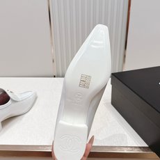 CHANEL香奈儿26春夏新款复古双c logo五金扣饰小方头粗跟单鞋小皮鞋这组鞋款,把小香的优雅与摩登 CHANEL香奈儿26春夏新款复古双c logo五金扣饰小方头粗跟单鞋小皮鞋这组鞋款,把小香的优雅与摩登