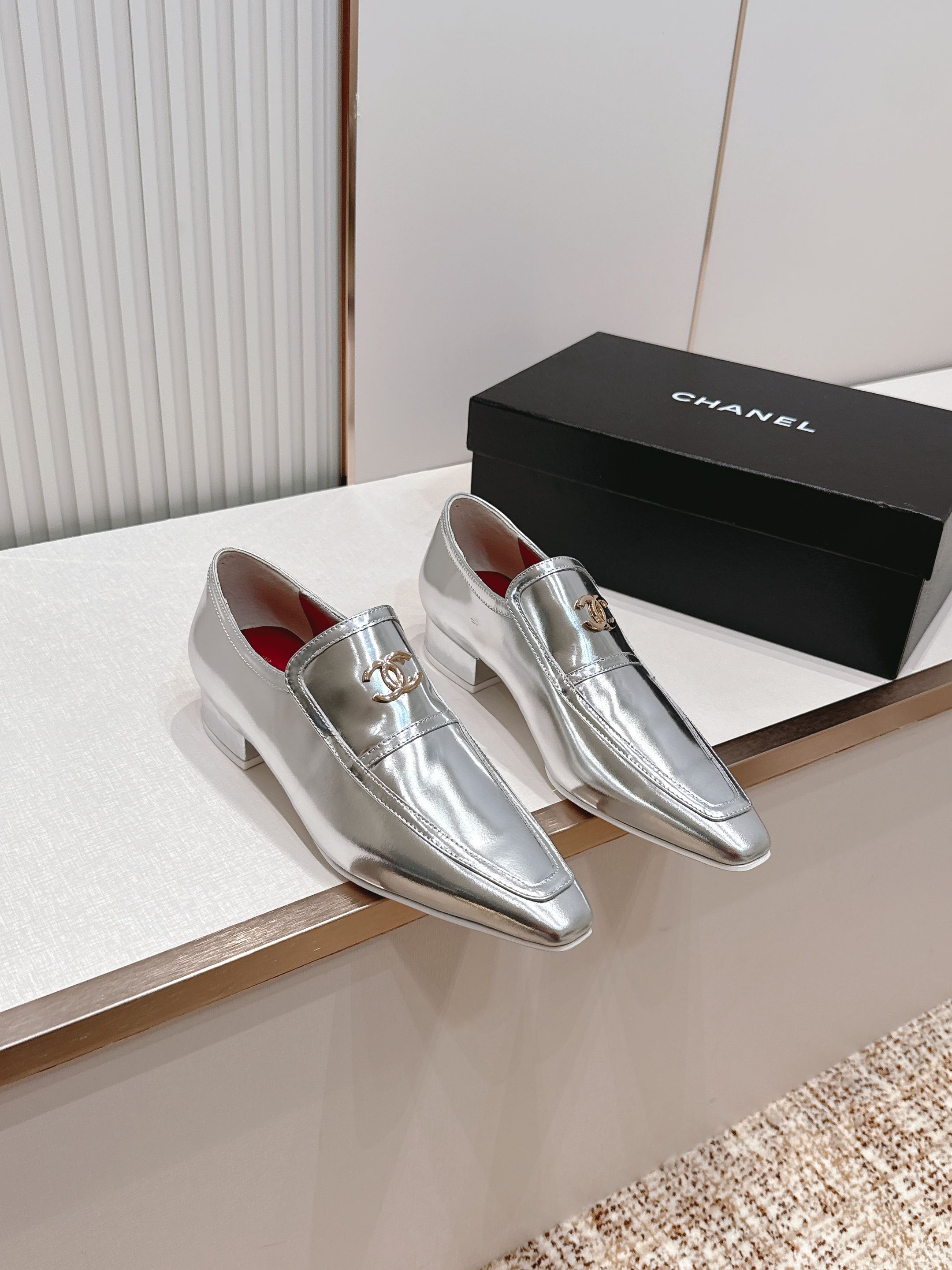 NO:816344,CHANEL Chanel 26 spring and summer new retro double C logo hardware buckle small square toe thick heel single shoes and small leather shoes. This set of shoes fully interprets Xiaoxiang's elegance and modernity. Each pair is the texture of the shoe cabinet. The iconic square toe shoe shape is neat and exquisite, with a retro French atmosphere. The double C hardware logo on the upper low-key highlights the brand recognition, which is an unobtrusive but eye-catching detail.  A pair of shoes can handle all the matching scenes in your wardrobe. It is a real 'ambience artifact'. The upper is made of imported mixed sheepskin/calf patent leather, the lining is sheepskin, and the genuine leather outsole imported from Italy. The heel height is 3cm. Size: 35-40 (40 is non-refundable). Comes with original packaging, high heels, single shoes, chanel, chanel, high heels, sheepskin, Leather soles.19860909CHANEL香奈儿26春夏新款复古双c logo五金扣饰小方头粗跟单鞋小皮鞋 这组鞋款,把小香的优雅与摩登演绎得淋漓尽致,每一双都是鞋柜里的质感担当.标志性的方头鞋型,利落又精致,自带复古法式氛围.鞋面的双C 五金logo低调地彰显品牌辨识度,是不张扬却足够吸睛的细节. 一双鞋,就能承包你衣橱里的所有搭配场景,是真正的“氛围感神器”. 鞋面采用进口混种羊皮/小牛漆皮 内里垫脚羊皮 意大利进口真皮大底 跟高3cm 码数:35-40（40 定不退换） 配原版包装,高跟鞋单鞋,chanel,chanel,high heels,sheepskin,Leather soles,Women's Shoes