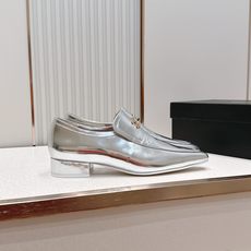 CHANEL香奈儿26春夏新款复古双c logo五金扣饰小方头粗跟单鞋小皮鞋这组鞋款,把小香的优雅与摩登 CHANEL香奈儿26春夏新款复古双c logo五金扣饰小方头粗跟单鞋小皮鞋这组鞋款,把小香的优雅与摩登