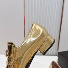 CHANEL香奈儿26春夏新款复古双c logo五金扣饰小方头粗跟单鞋小皮鞋这组鞋款,把小香的优雅与摩登 CHANEL香奈儿26春夏新款复古双c logo五金扣饰小方头粗跟单鞋小皮鞋这组鞋款,把小香的优雅与摩登