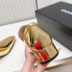 CHANEL香奈儿26春夏新款复古双c logo五金扣饰小方头粗跟单鞋小皮鞋这组鞋款,把小香的优雅与摩登 CHANEL香奈儿26春夏新款复古双c logo五金扣饰小方头粗跟单鞋小皮鞋这组鞋款,把小香的优雅与摩登