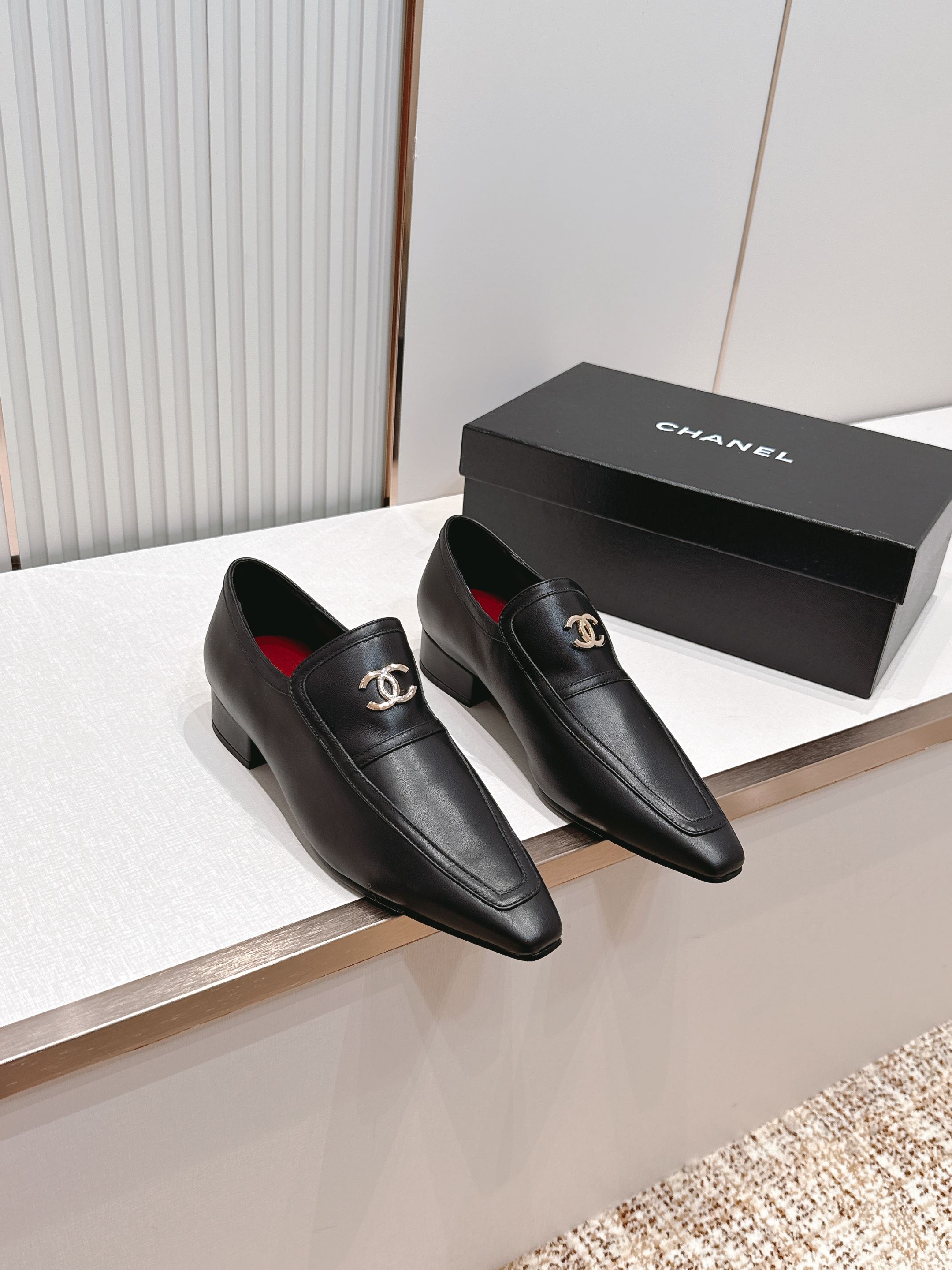 NO:819388,, CHANEL Chanel's 26 spring and summer new retro double C logo hardware buckle small square toe thick heel single shoes and small leather shoes. This set of shoes fully interprets Xiaoxiang's elegance and modernity. Each pair is the texture of the shoe cabinet. The iconic square toe shoe shape is neat and exquisite, with a retro French atmosphere. The double C hardware logo on the upper low-key highlights the brand recognition, which is an unobtrusive but eye-catching detail.  A pair of shoes can cover all the matching scenes in your wardrobe. It is a real 'ambience artifact'. The upper is made of imported mixed sheepskin/calf patent leather, the lining is sheepskin, and the genuine leather outsole imported from Italy. The heel height is 3cm, and the size is 35-40 (40 customizations are non-refundable). Comes with original packaging, high-heeled shoes, chanel, chanel, high heels, sheepskin, Leather soles.19860909,CHANEL香奈儿26春夏新款复古双c logo五金扣饰小方头粗跟单鞋小皮鞋 这组鞋款,把小香的优雅与摩登演绎得淋漓尽致,每一双都是鞋柜里的质感担当.标志性的方头鞋型,利落又精致,自带复古法式氛围.鞋面的双C 五金logo低调地彰显品牌辨识度,是不张扬却足够吸睛的细节. 一双鞋,就能承包你衣橱里的所有搭配场景,是真正的“氛围感神器”. 鞋面采用进口混种羊皮/小牛漆皮 内里垫脚羊皮 意大利进口真皮大底 跟高3cm 码数35-40（40定制不退换） 配原版包装,高跟鞋单鞋,chanel,chanel,high heels,sheepskin,Leather soles,Women's Shoes