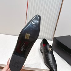 CHANEL香奈儿26春夏新款复古双c logo五金扣饰小方头粗跟单鞋小皮鞋这组鞋款,把小香的优雅与摩登 CHANEL香奈儿26春夏新款复古双c logo五金扣饰小方头粗跟单鞋小皮鞋这组鞋款,把小香的优雅与摩登