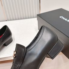 CHANEL香奈儿26春夏新款复古双c logo五金扣饰小方头粗跟单鞋小皮鞋这组鞋款,把小香的优雅与摩登 CHANEL香奈儿26春夏新款复古双c logo五金扣饰小方头粗跟单鞋小皮鞋这组鞋款,把小香的优雅与摩登