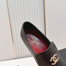 CHANEL香奈儿26春夏新款复古双c logo五金扣饰小方头粗跟单鞋小皮鞋这组鞋款,把小香的优雅与摩登 CHANEL香奈儿26春夏新款复古双c logo五金扣饰小方头粗跟单鞋小皮鞋这组鞋款,把小香的优雅与摩登