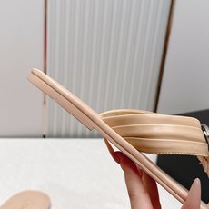 Chanel 香奈儿夏季新款平底人字拖凉拖系列 一眼沦陷的经典款,把香奈儿的优雅DNA刻进了每一处 Chanel 香奈儿夏季新款平底人字拖凉拖系列 一眼沦陷的经典款,把香奈儿的优雅DNA刻进了每一处
