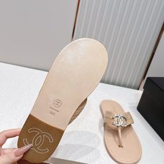 Chanel 香奈儿夏季新款平底人字拖凉拖系列 一眼沦陷的经典款,把香奈儿的优雅DNA刻进了每一处 Chanel 香奈儿夏季新款平底人字拖凉拖系列 一眼沦陷的经典款,把香奈儿的优雅DNA刻进了每一处