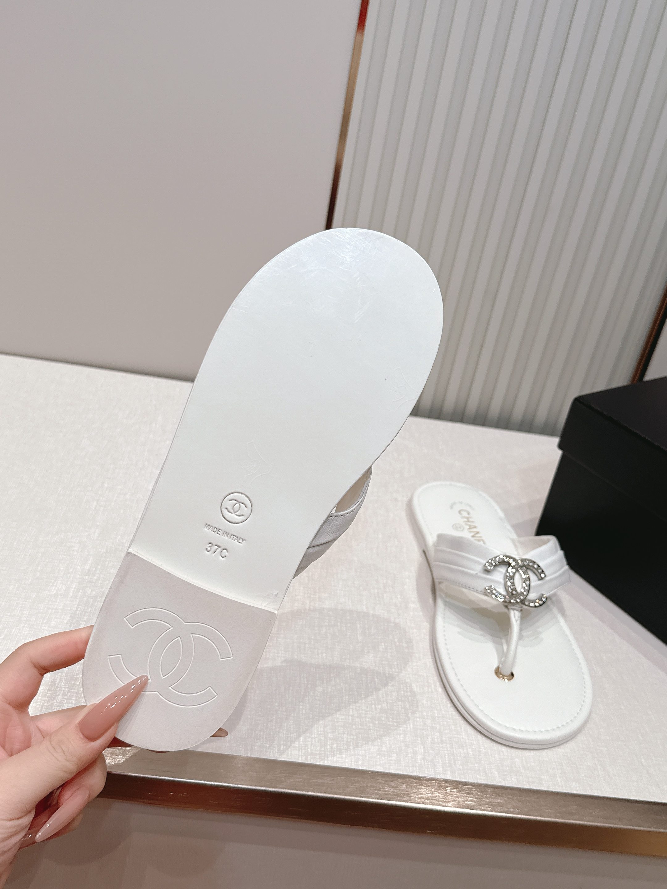 Chanel 香奈儿夏季新款平底人字拖凉拖系列    一眼沦陷的经典款，把香奈儿的优雅DNA刻进了每一处