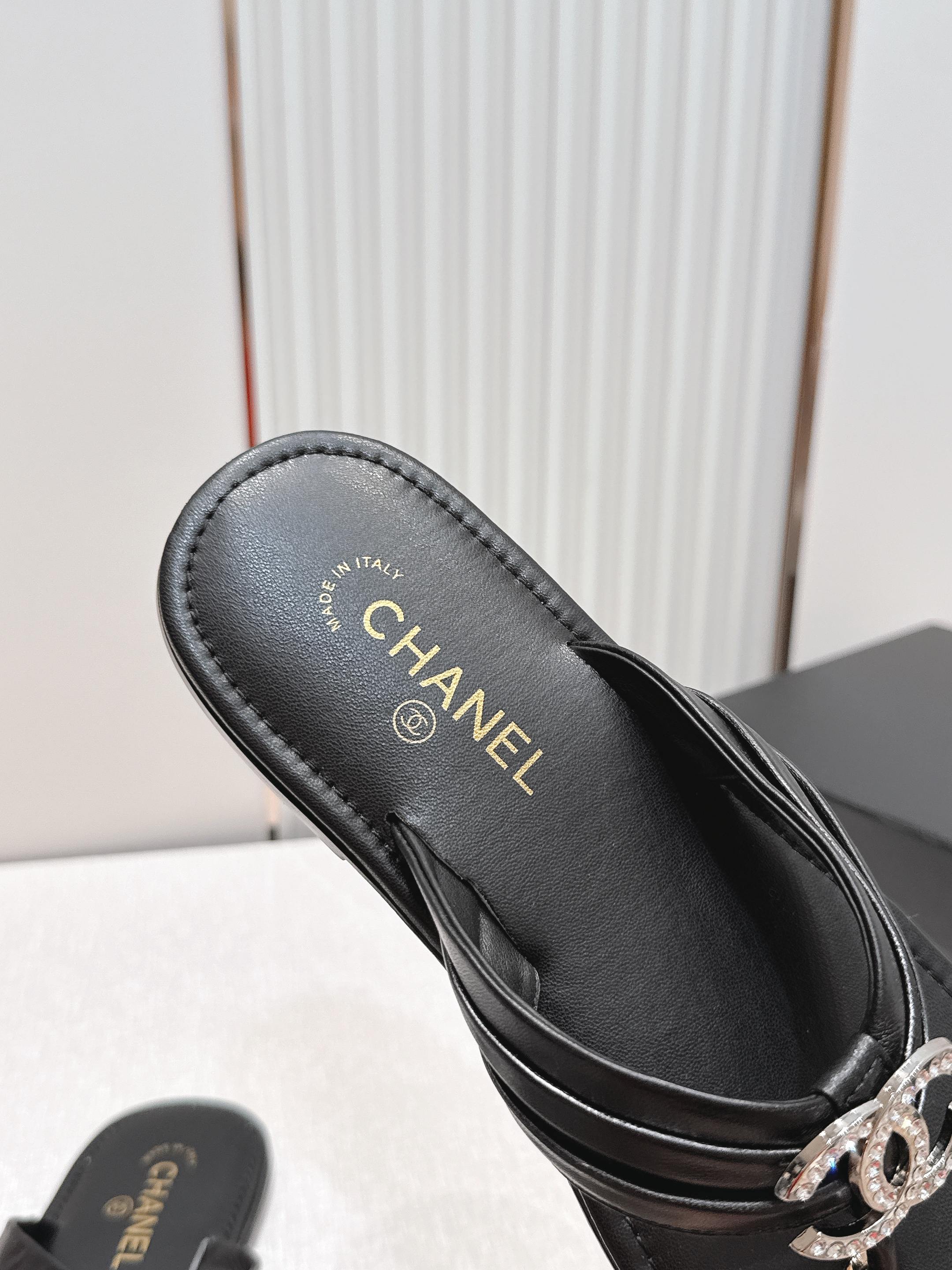 Chanel 香奈儿夏季新款平底人字拖凉拖系列    一眼沦陷的经典款，把香奈儿的优雅DNA刻进了每一处