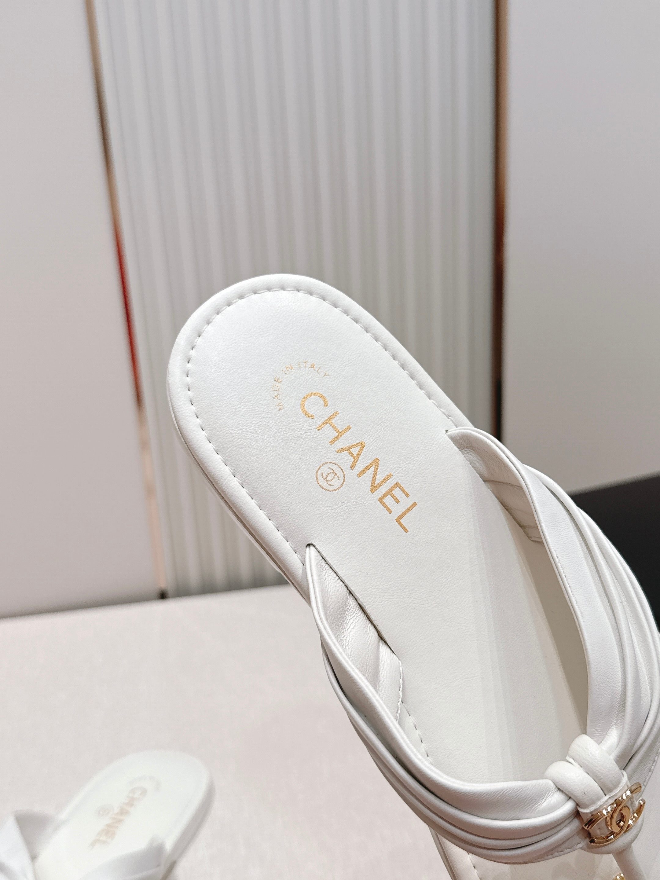 Chanel 香奈儿夏季新款平底人字拖凉拖系列    一眼沦陷的经典款，把香奈儿的优雅DNA刻进了每一处