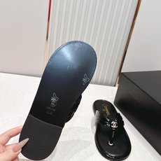 Chanel 香奈儿夏季新款平底人字拖凉拖系列 一眼沦陷的经典款,把香奈儿的优雅DNA刻进了每一处 Chanel 香奈儿夏季新款平底人字拖凉拖系列 一眼沦陷的经典款,把香奈儿的优雅DNA刻进了每一处
