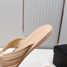 Chanel 香奈儿夏季新款平底人字拖凉拖系列 一眼沦陷的经典款,把香奈儿的优雅DNA刻进了每一处 Chanel 香奈儿夏季新款平底人字拖凉拖系列 一眼沦陷的经典款,把香奈儿的优雅DNA刻进了每一处