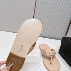 Chanel 香奈儿夏季新款平底人字拖凉拖系列 一眼沦陷的经典款,把香奈儿的优雅DNA刻进了每一处 Chanel 香奈儿夏季新款平底人字拖凉拖系列 一眼沦陷的经典款,把香奈儿的优雅DNA刻进了每一处