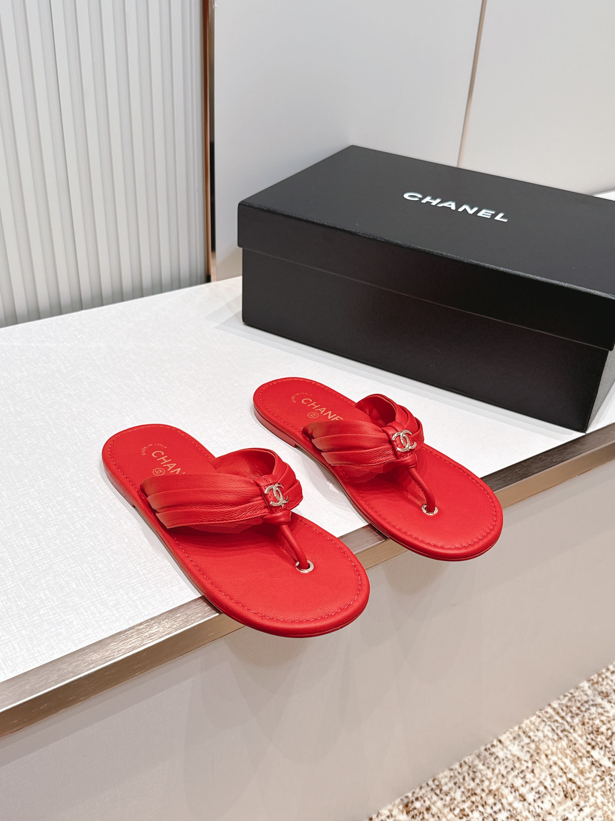 NO:819380,, Chanel Chanel's new summer flat flip-flops series is a classic model that is instantly recognizable, with Chanel's elegant DNA engraved into every detail. The iconic double C logo is embellished on the toe, which is low-key and noble. Whether it is a daily outing or a vacation, the foot will have its own atmosphere of a wealthy daughter. The details are directly ecstatic!  The brand embossing on the footbed, the exquisite hardware logo, and the delicate workmanship all demonstrate Chanel's top quality, and even the details can withstand scrutiny. Fabric original cowhide, lining original cowhide, outsole Italian genuine leather outsole size 35-42 (40.41.42 customized non-refundable), split-toe shoes, chanel, chanel, cowhide, Leather soles19860909,Chanel 香奈儿夏季新款平底人字拖凉拖系列 一眼沦陷的经典款,把香奈儿的优雅DNA刻进了每一处细节.标志性的双C logo点缀在鞋头,低调又显贵,不管是日常出街还是度假出行,上脚就是自带氛围感的富家千金感. 细节控直接狂喜！鞋床的品牌压印、精致的五金logo、细腻的做工,每一处都彰显着香奈儿的顶级质感,哪怕是细节处都经得起推敲. 面料原版牛皮 内里原版牛皮 大底意大利真皮大底 size35-42（40.41.42定制不退换）,分趾鞋,chanel,chanel,cowhide,Leather soles,Women's Shoes