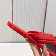 Chanel 香奈儿夏季新款平底人字拖凉拖系列 一眼沦陷的经典款,把香奈儿的优雅DNA刻进了每一处 Chanel 香奈儿夏季新款平底人字拖凉拖系列 一眼沦陷的经典款,把香奈儿的优雅DNA刻进了每一处