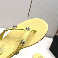 Chanel 香奈儿 2026夏季新款老夹趾人字拖鞋系列 休闲沙滩夹脚凉拖鞋小香夏日系列,设计简约大方, Chanel 香奈儿 2026夏季新款老夹趾人字拖鞋系列 休闲沙滩夹脚凉拖鞋小香夏日系列,设计简约大方,