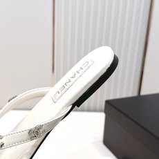 Chanel 香奈儿 2026夏季新款老夹趾人字拖鞋系列 休闲沙滩夹脚凉拖鞋小香夏日系列,设计简约大方, Chanel 香奈儿 2026夏季新款老夹趾人字拖鞋系列 休闲沙滩夹脚凉拖鞋小香夏日系列,设计简约大方,