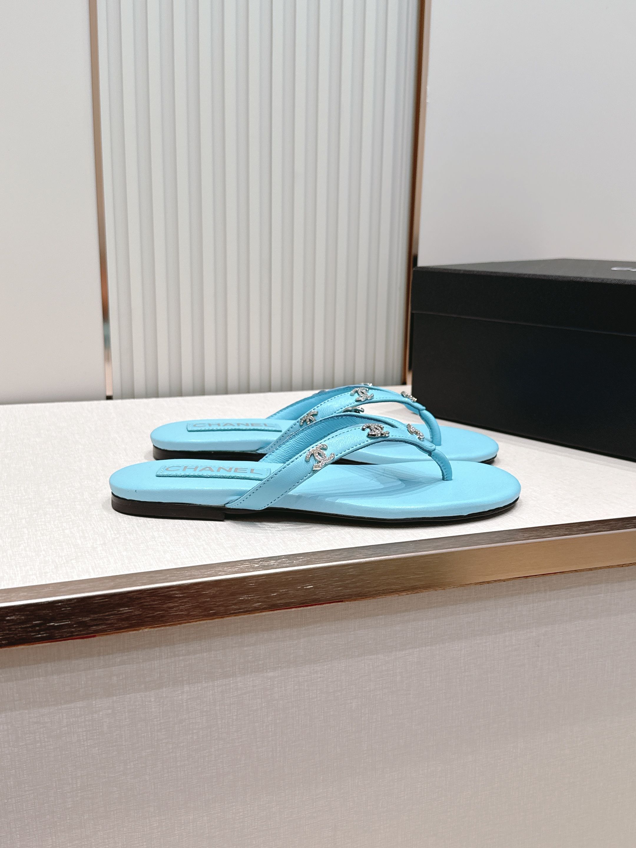 Chanel 香奈儿 2026夏季新款老夹趾人字拖鞋系列 休闲沙滩夹脚凉拖鞋小香夏日系列,设计简约大方, Chanel 香奈儿 2026夏季新款老夹趾人字拖鞋系列 休闲沙滩夹脚凉拖鞋小香夏日系列,设计简约大方,
