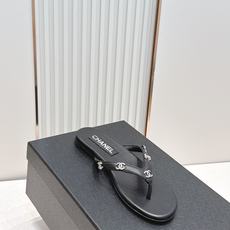 Chanel 香奈儿 2026夏季新款老夹趾人字拖鞋系列 休闲沙滩夹脚凉拖鞋小香夏日系列,设计简约大方, Chanel 香奈儿 2026夏季新款老夹趾人字拖鞋系列 休闲沙滩夹脚凉拖鞋小香夏日系列,设计简约大方,