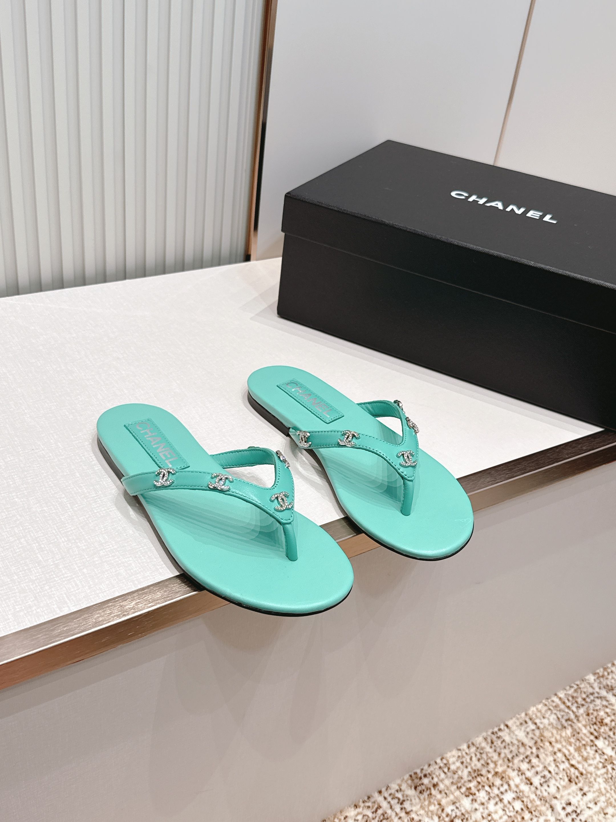 NO:816414,P Chanel Chanel 2026 new summer old flip-flops series casual beach flip-flops Xiaoxiang summer series, simple and elegant design, and super comfortable to wear, it is simply a must-have artifact for summer!  It goes well with any clothes and is a perfect fashion item!  Cowhide upper, sheepskin lining, genuine leather outsole, size 35-39 (40, 41, split-toe shoes, chanel, chanel, slippers, cowhide, sheepskin, Leather soles19860909P Chanel 香奈儿 2026夏季新款老夹趾人字拖鞋系列 休闲沙滩夹脚凉拖鞋 小香夏日系列,设计简约大方,而且穿起来超级舒服,简直就是夏日必备神器！搭配任何衣服都毫不违和,妥妥的时尚单品！ 鞋面牛皮 内里垫脚羊皮 鞋底真皮大底 码数35-39（40,41,分趾鞋,chanel,chanel,slippers,cowhide,sheepskin,Leather soles,Women's Shoes