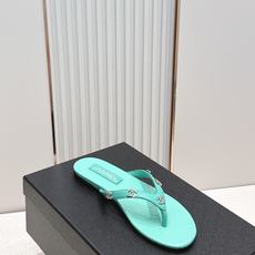 Chanel 香奈儿 2026夏季新款老夹趾人字拖鞋系列 休闲沙滩夹脚凉拖鞋小香夏日系列,设计简约大方, Chanel 香奈儿 2026夏季新款老夹趾人字拖鞋系列 休闲沙滩夹脚凉拖鞋小香夏日系列,设计简约大方,
