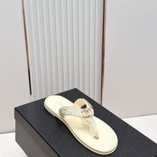 Chanel 香奈儿 2026夏季新款夹趾人字拖鞋系列 休闲沙滩夹脚凉拖鞋小香夏日系列,设计简约大方,而 Chanel 香奈儿 2026夏季新款夹趾人字拖鞋系列 休闲沙滩夹脚凉拖鞋小香夏日系列,设计简约大方,而