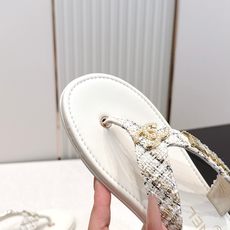Chanel 香奈儿 2026夏季新款夹趾人字拖鞋系列 休闲沙滩夹脚凉拖鞋小香夏日系列,设计简约大方,而 Chanel 香奈儿 2026夏季新款夹趾人字拖鞋系列 休闲沙滩夹脚凉拖鞋小香夏日系列,设计简约大方,而
