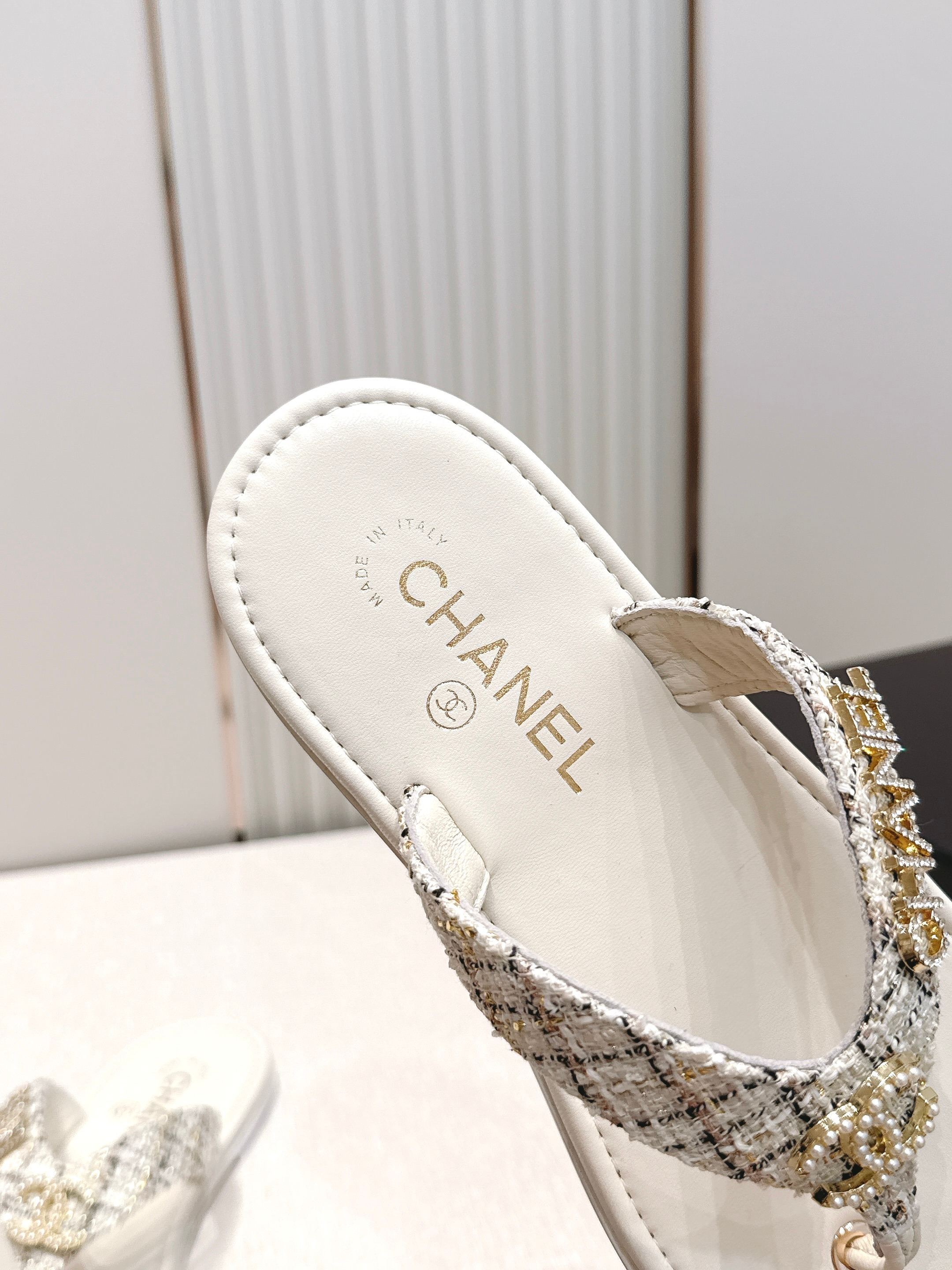 Chanel 香奈儿 2026夏季新款夹趾人字拖鞋系列 休闲沙滩夹脚凉拖鞋小香夏日系列,设计简约大方,而 Chanel 香奈儿 2026夏季新款夹趾人字拖鞋系列 休闲沙滩夹脚凉拖鞋小香夏日系列,设计简约大方,而
