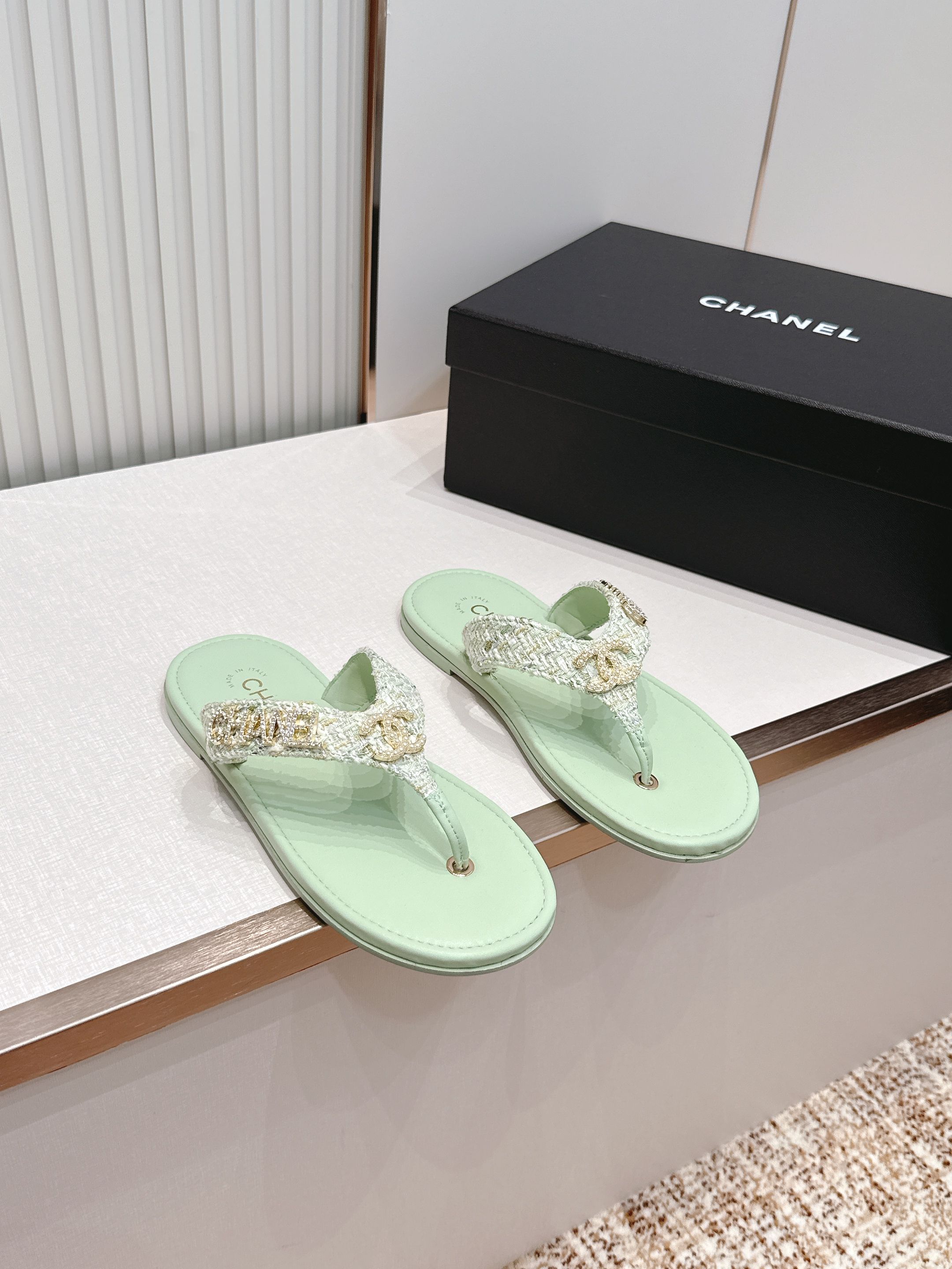 NO:816340,P Chanel 2026 new summer flip-flops series casual beach flip-flops Xiaoxiang summer series, simple and elegant design, and super comfortable to wear, it is simply a must-have artifact for summer!  It goes well with any clothes and is a perfect fashion item!  Cowhide upper, sheepskin lining, genuine leather outsole, size 35-39 (40, 41, split-toe shoes, chanel, chanel, slippers, cowhide, sheepskin, Leather soles19860909P Chanel 香奈儿 2026夏季新款夹趾人字拖鞋系列 休闲沙滩夹脚凉拖鞋 小香夏日系列,设计简约大方,而且穿起来超级舒服,简直就是夏日必备神器！搭配任何衣服都毫不违和,妥妥的时尚单品！ 鞋面牛皮 内里垫脚羊皮 鞋底真皮大底 码数35-39（40,41,分趾鞋,chanel,chanel,slippers,cowhide,sheepskin,Leather soles,Women's Shoes