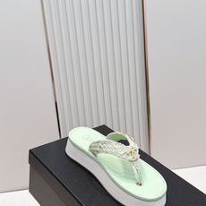 Chanel 香奈儿 2026夏季新款夹趾人字拖鞋系列 厚底休闲沙滩夹脚凉拖鞋小香夏日系列,设计简约大方 Chanel 香奈儿 2026夏季新款夹趾人字拖鞋系列 厚底休闲沙滩夹脚凉拖鞋小香夏日系列,设计简约大方