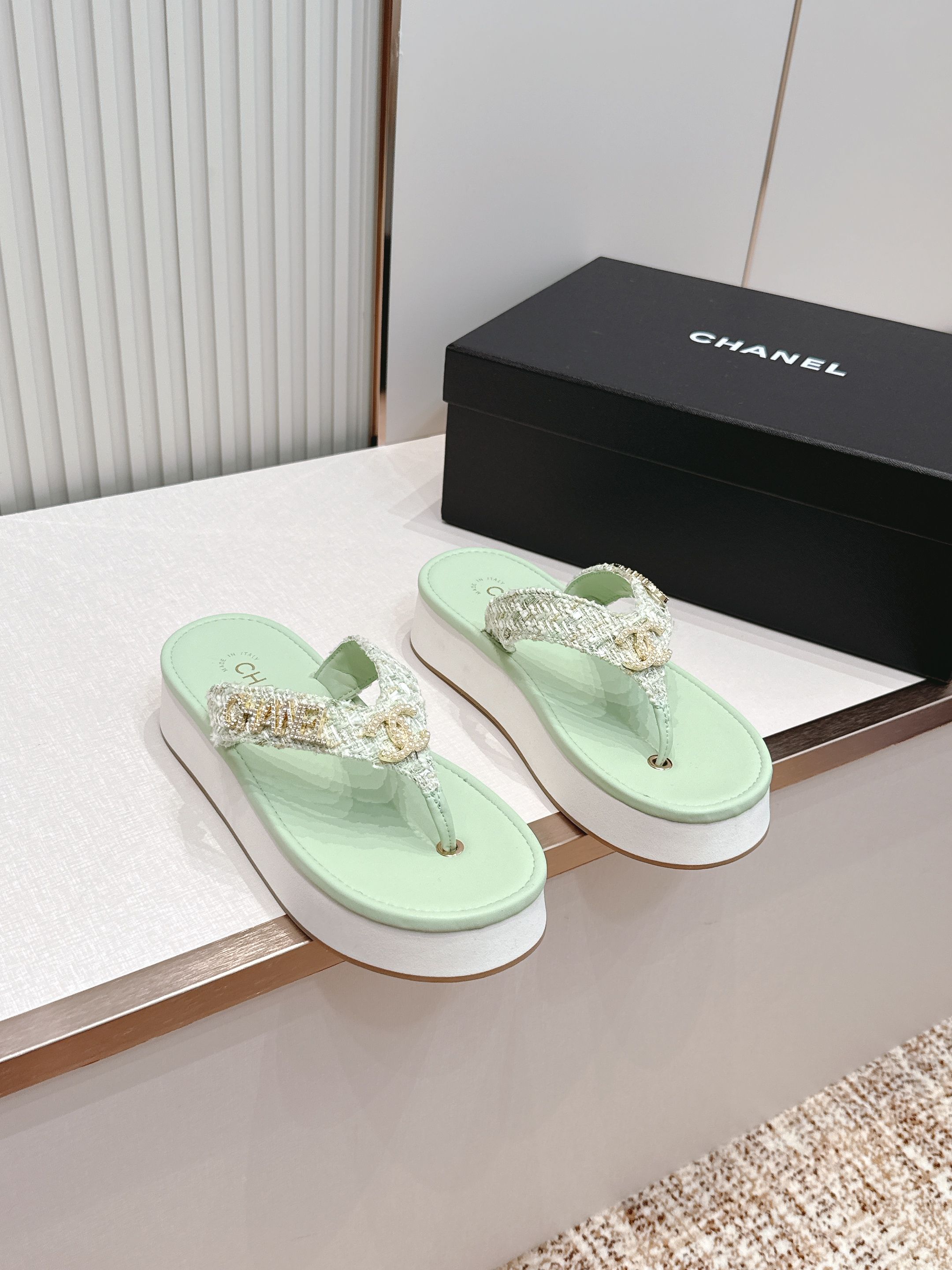Chanel 香奈儿 2026夏季新款夹趾人字拖鞋系列 厚底休闲沙滩夹脚凉拖鞋小香夏日系列，设计简约大方