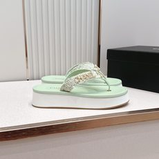 Chanel 香奈儿 2026夏季新款夹趾人字拖鞋系列 厚底休闲沙滩夹脚凉拖鞋小香夏日系列,设计简约大方 Chanel 香奈儿 2026夏季新款夹趾人字拖鞋系列 厚底休闲沙滩夹脚凉拖鞋小香夏日系列,设计简约大方