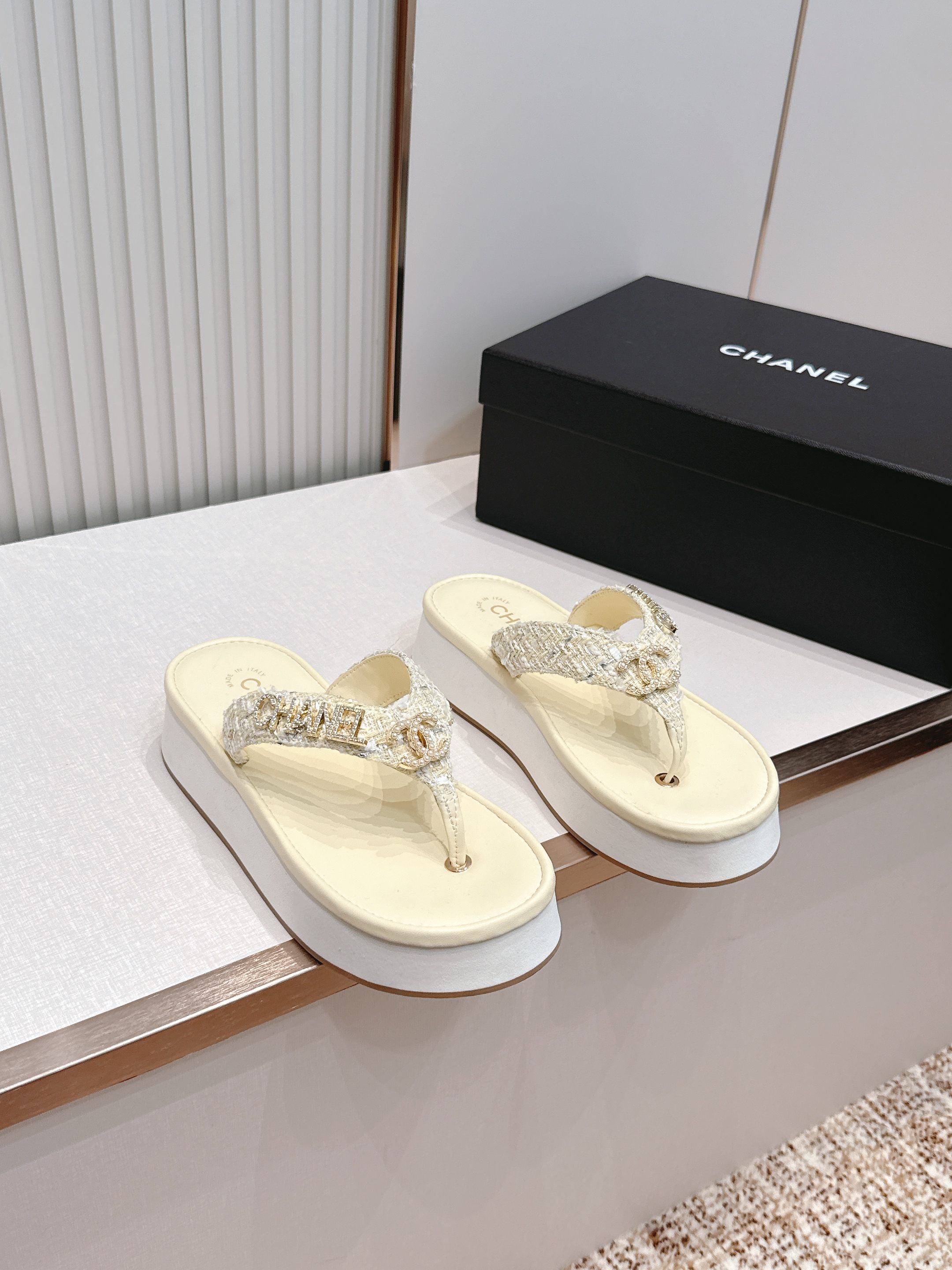Chanel 香奈儿 2026夏季新款夹趾人字拖鞋系列 厚底休闲沙滩夹脚凉拖鞋小香夏日系列，设计简约大方