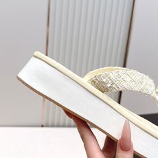 Chanel 香奈儿 2026夏季新款夹趾人字拖鞋系列 厚底休闲沙滩夹脚凉拖鞋小香夏日系列,设计简约大方 Chanel 香奈儿 2026夏季新款夹趾人字拖鞋系列 厚底休闲沙滩夹脚凉拖鞋小香夏日系列,设计简约大方