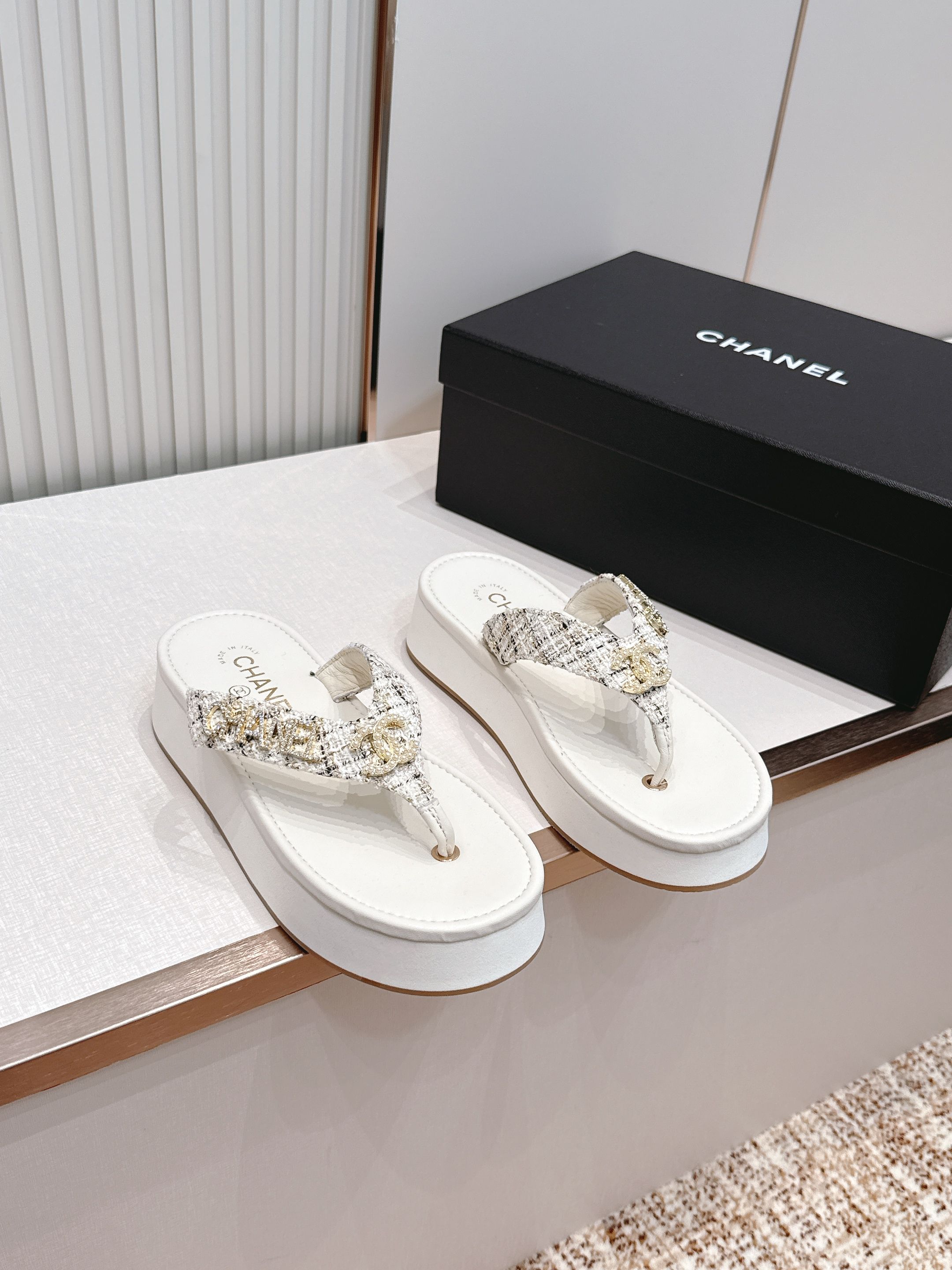Chanel 香奈儿 2026夏季新款夹趾人字拖鞋系列 厚底休闲沙滩夹脚凉拖鞋小香夏日系列，设计简约大方